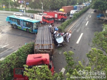 (更新:追尾后未及时报警撤离致梅龙天桥下2死