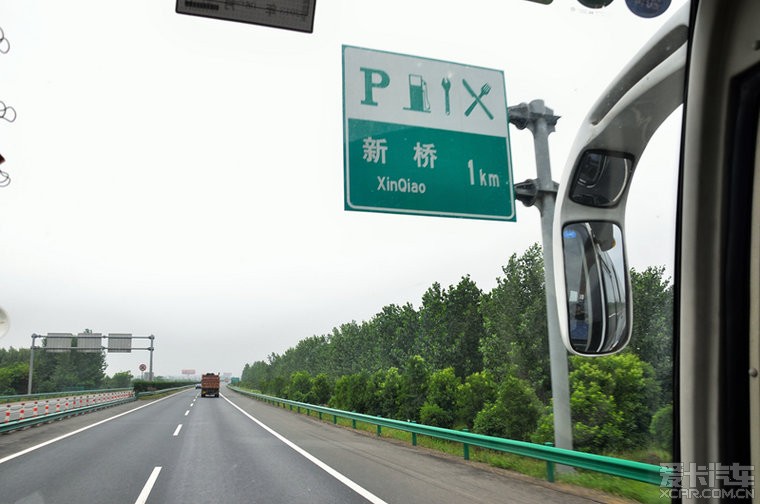 新桥服务区前方1公里到了,上海到常州的沿江高速上也有一个新桥服务区
