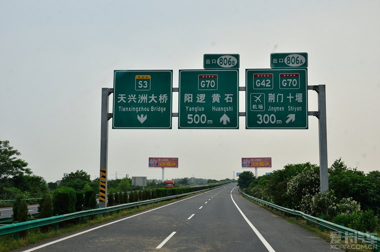 我们沿着s3武麻高速行进,前方g70福银高速,g42沪蓉高速大型互通立交.