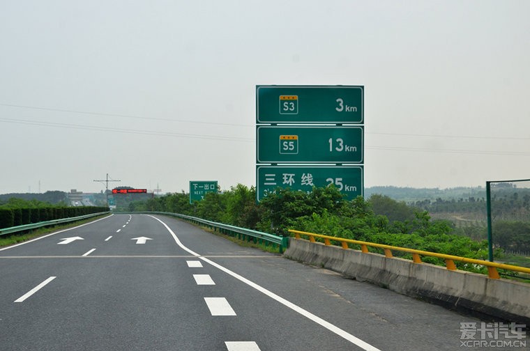 前方3公里s3武麻高速,13公里s5武英高速,25公里武汉三环高速.