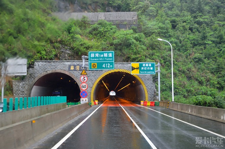 两分钟后薛湾1号隧道也来到眼前,全长412米.