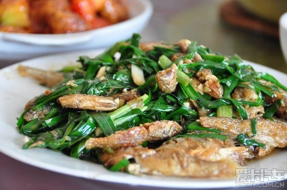 小河鱼炒韭菜,使男人精力充沛的食品.