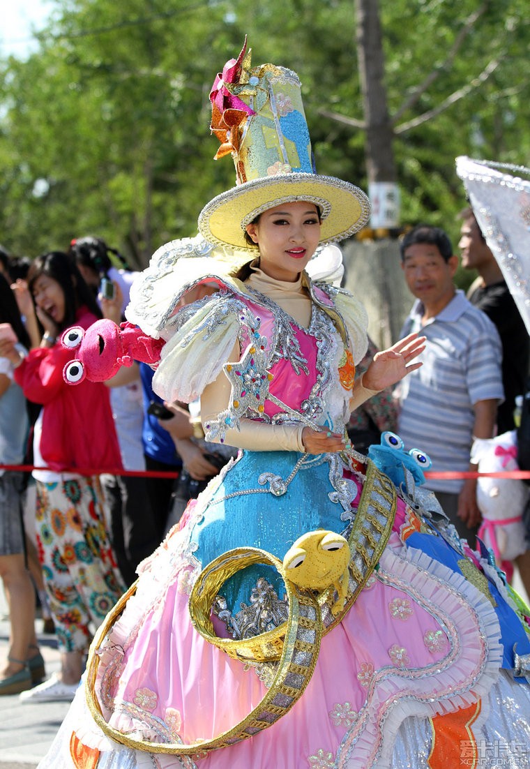 园博会里的花车巡游和巴西来的桑巴舞团