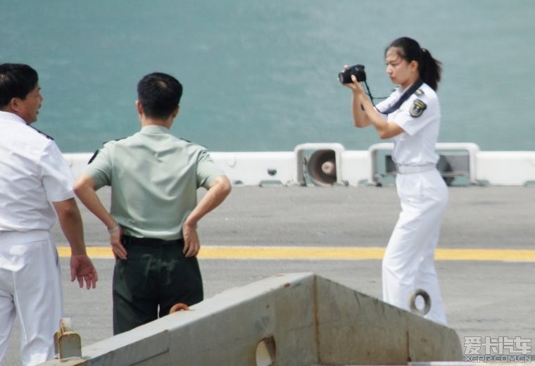 这位女军官在这种场合穿高跟鞋符合军人着装规