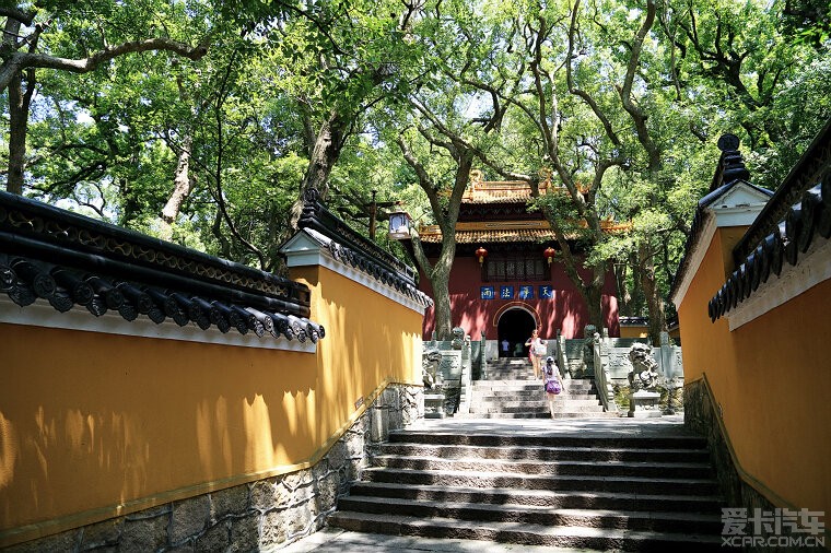 天华法雨,隐匿于古树,寺墙之中的法雨禅寺渐行渐近.