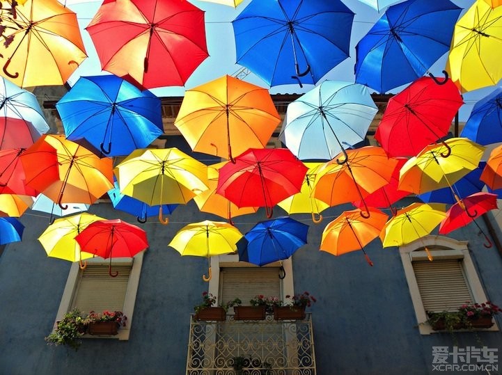 葡萄牙小镇用五彩雨伞打造 童话世界 _索纳塔