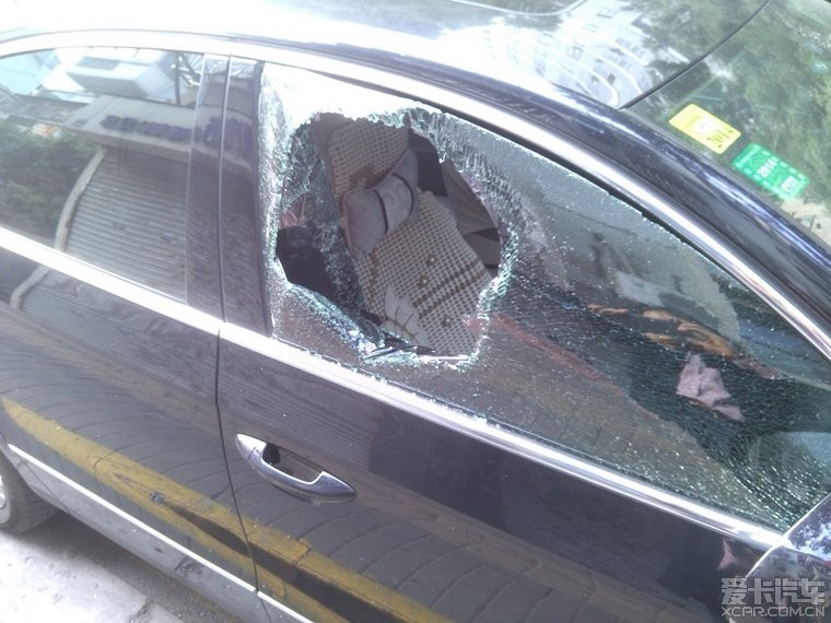 副驾驶车窗玻璃被砸,郁闷!