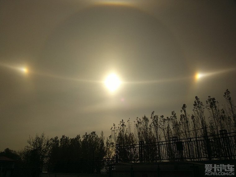 11月1日上午,赤峰市上空出现四个太阳,个别位