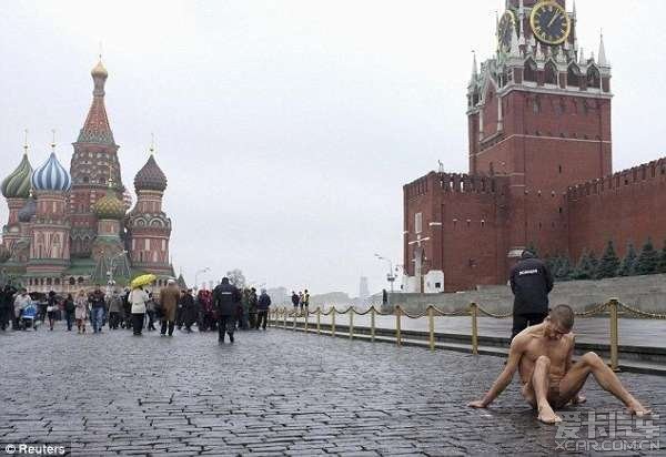 俄男子将睾丸钉在莫斯科红场上抗议政府(组图