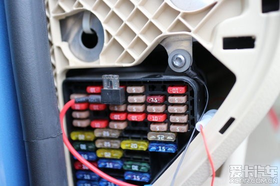 09款polo行车记录仪保险盒取电问题