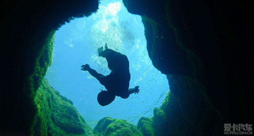 美冒险者挑战最危险潜水地 40米洞穴吞噬8人_