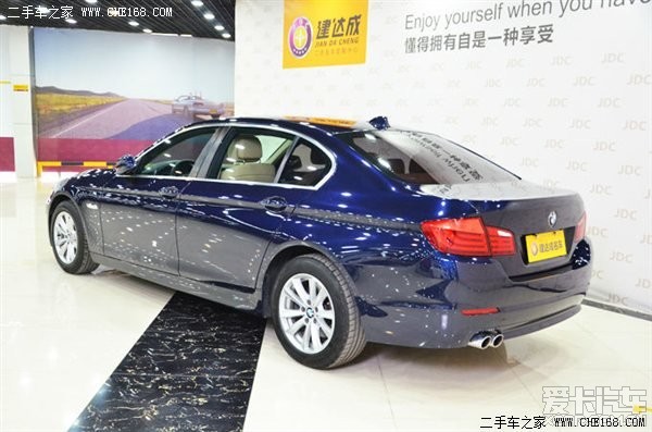 请问各位大哥 2011款宝马520li 有深蓝色的啊?