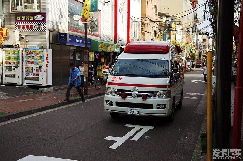 日本人太不严谨了吧! 急救车还能把字写反了!_