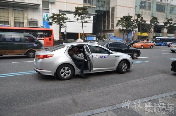 白色的出租车,以现代索纳塔8为主,也有这种起亚k5