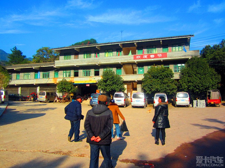 这栋楼房就是大源林场场部办公大楼.