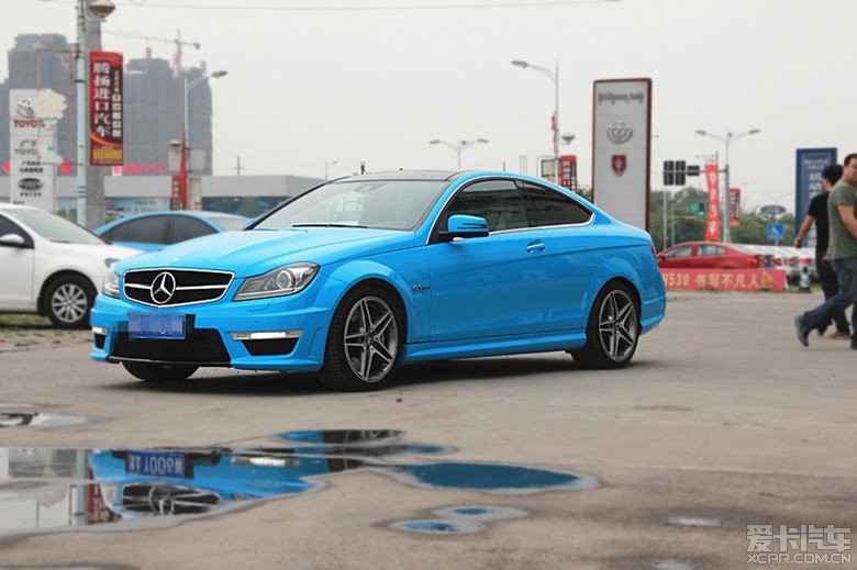 奔驰amg c63 亮光天蓝