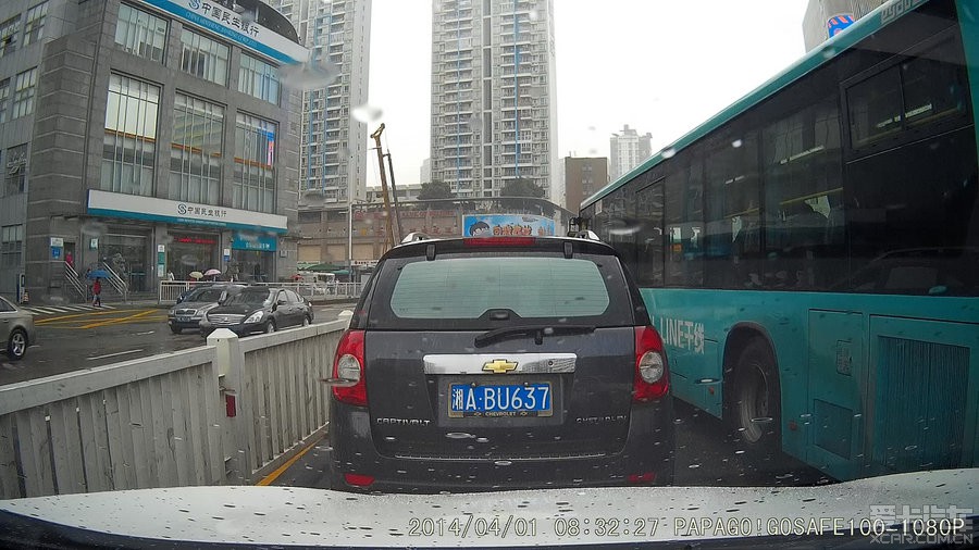 早上记录仪拍下的一段车友不文明的行为_深圳