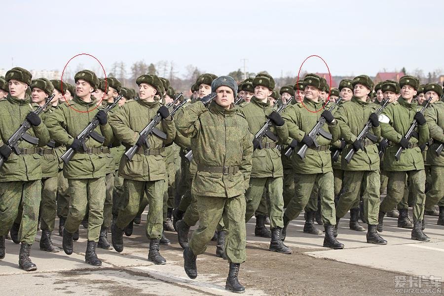 > 俄军士兵在阅兵式上的表情