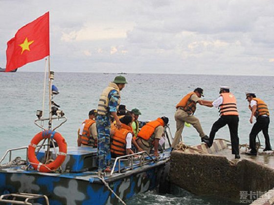 越南菲律宾海军在中国南沙群岛南子岛上踢足球