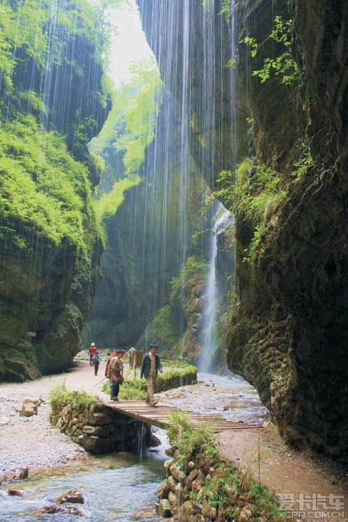 高原东部边缘与西秦岭,岷山两大山系支脉交错地带,由官鹅沟,大河坝,缸