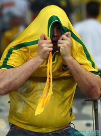 9日十佳图:巴西球迷不忍看惨案 路易斯流热泪