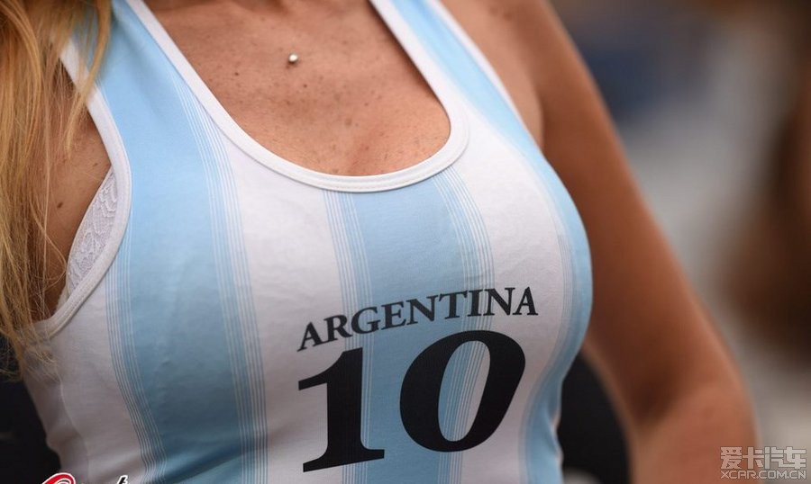 10日美女图:荷兰美女忙祈祷 阿根廷球迷笑开颜