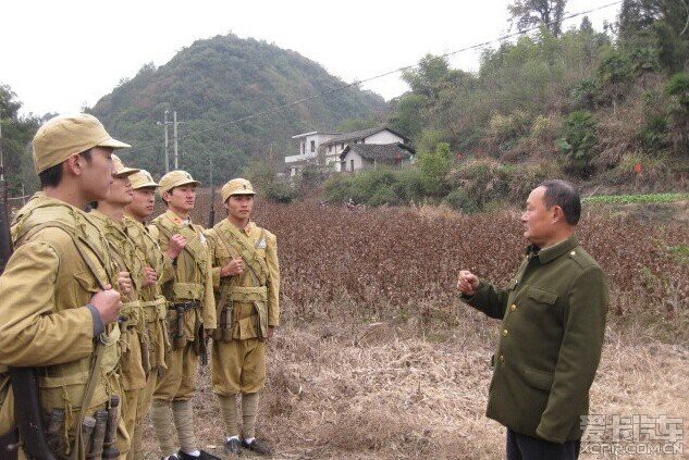 模拟万家岭战役中的中国士兵,侧面一座高山就是著名的张古山