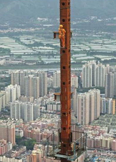 建筑工人于632米高处庆祝上海中心大厦结构