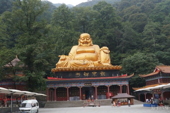 龙泉禅寺的大肚弥勒佛,梵净山是弥勒道场,这里是"一叶一菩提,一花一