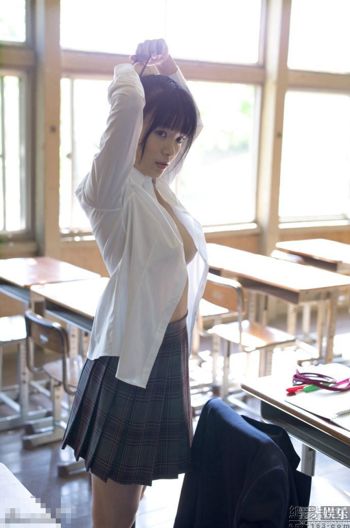 > 日本女学生,教室大尺度换衣服.