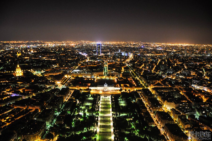 埃菲尔铁塔上俯瞰巴黎  我自己拍的图哦,没带三脚架,将就看看吧 嘿嘿