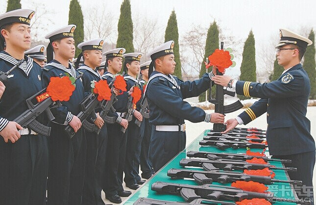 12月15日,海军北海舰队某水警区军械库举行新兵授枪仪式.