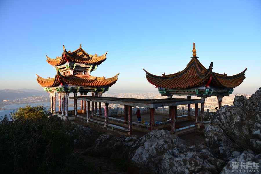 昆明西山古称碧鸡山,位于滇池西岸,绵延