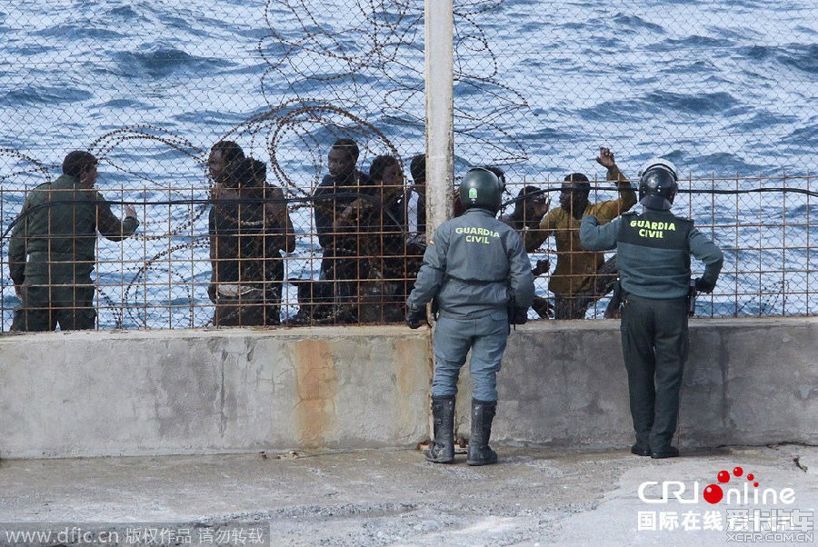 50名移民试图翻越围栏进入西班牙飞地休达 仅