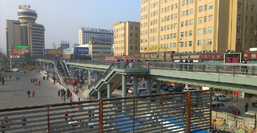 襄阳火车站站前广场过街天桥正式通行