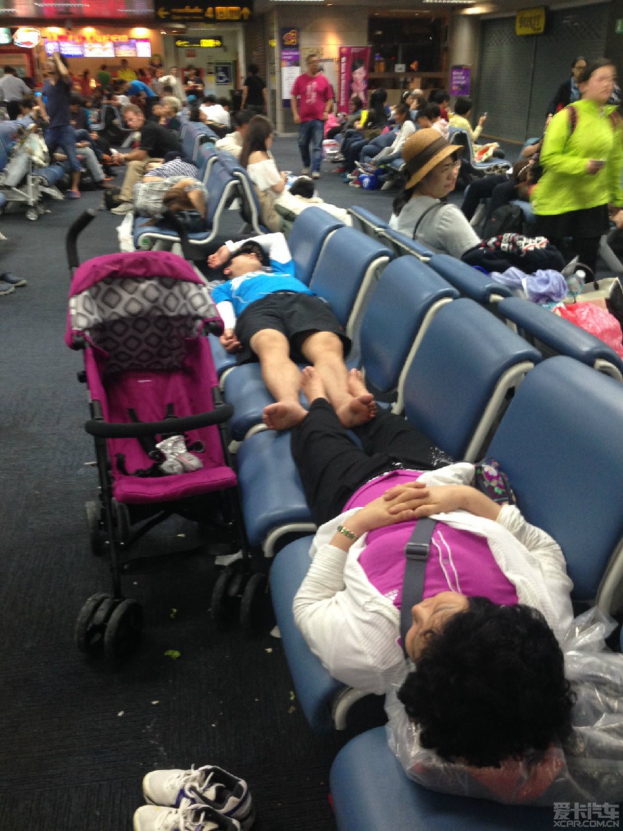 韩国人国际机场躺着占座不让,反诬中国人侵犯