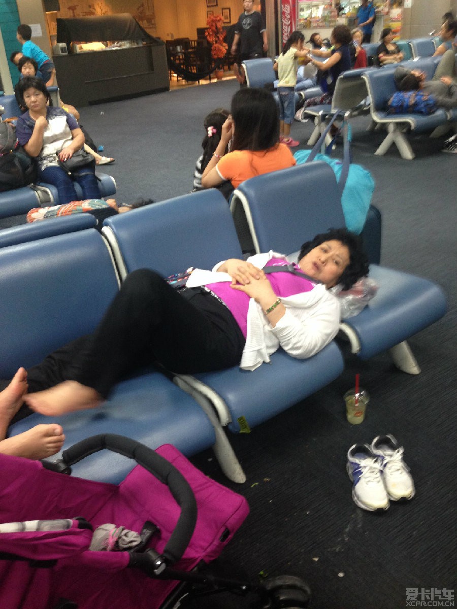 韩国人国际机场躺着占座不让,反诬中国人侵犯