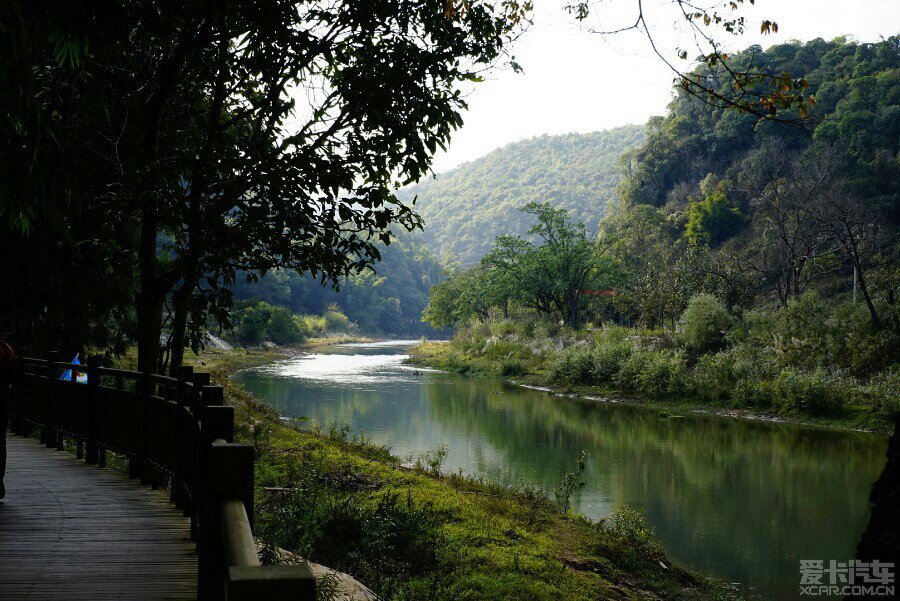 距孟连一公里多的南垒河建有吊桥,栈道,风景不错.