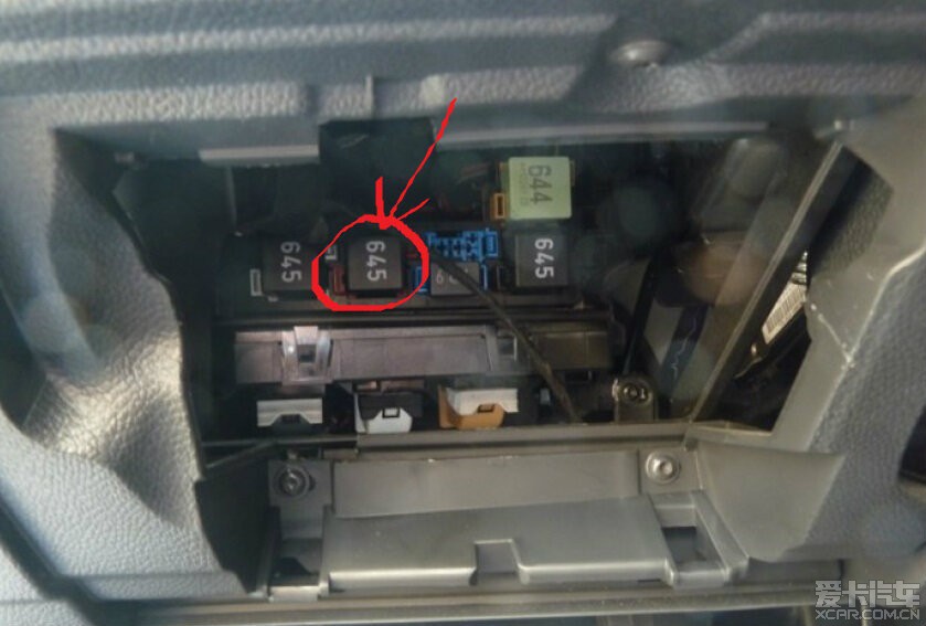 > 请问有谁知道高尔夫6喇叭的继电器在车的什么部位?