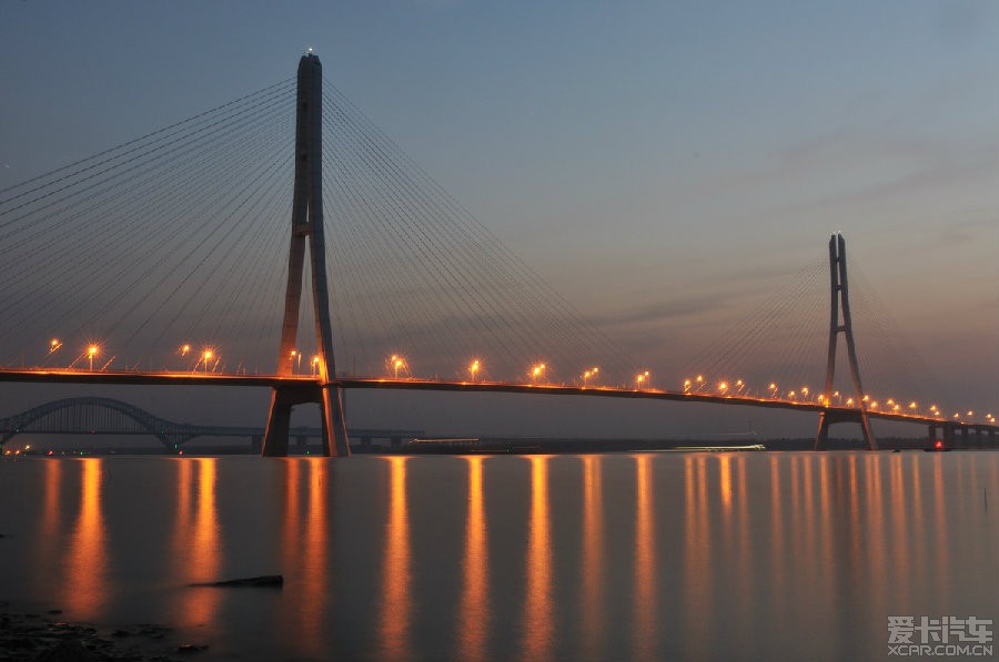 武汉白沙洲大桥主桥跨径为618 米的双塔双索面斜拉桥.