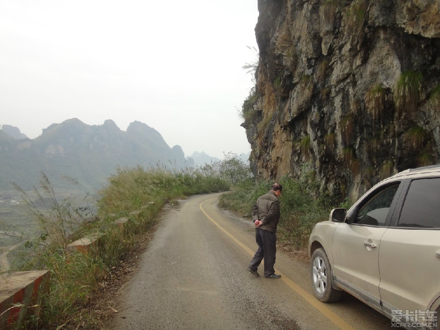 一段傍山险路,这段路已被废弃,看到路中间线,几乎被杂草侵入路中了