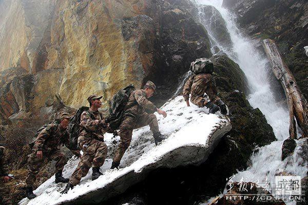 高原哨兵人力补给 每一步都用生命行走