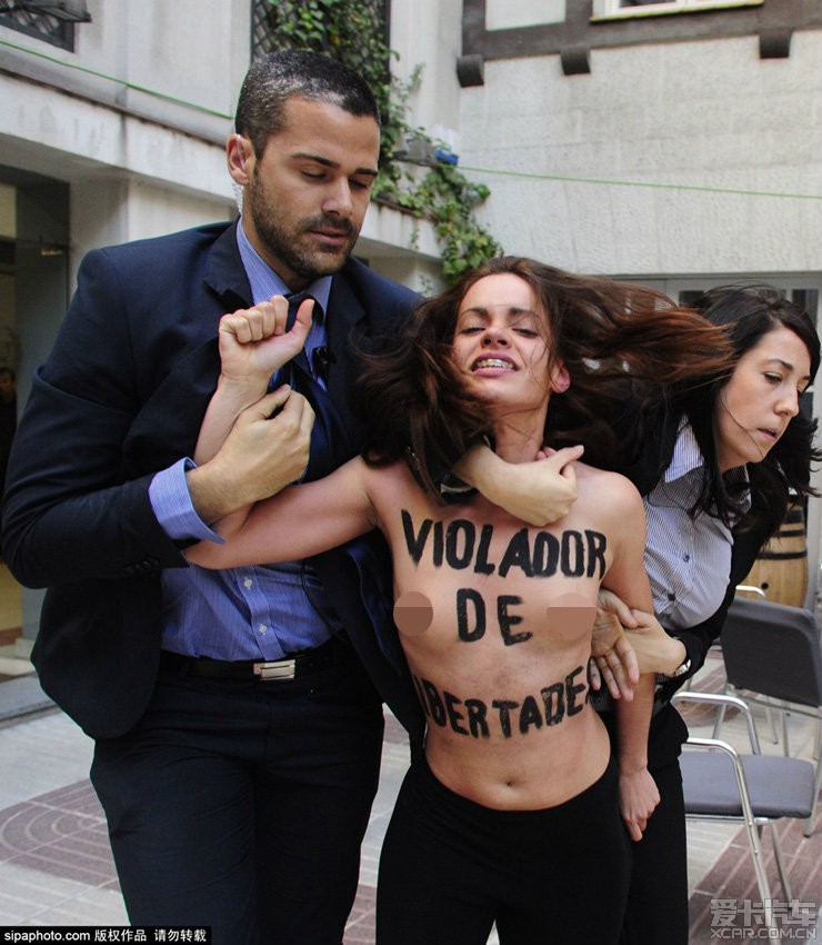 Femen女权成员马德里裸身抗议遭逮捕_第2页