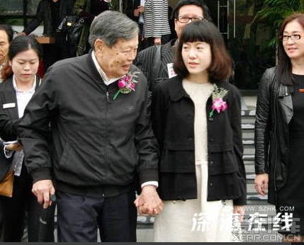  翁68岁的父亲翁云光和杨振宁18岁孙女喜结连理