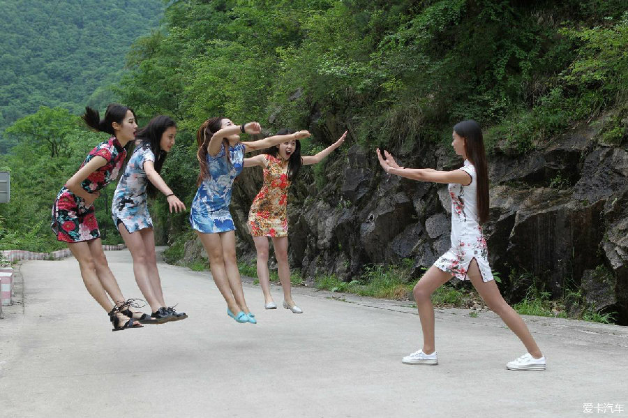 5月21日,河南洛阳,5名女大学生身着迷你旗袍,在山林道路,丛林间施展