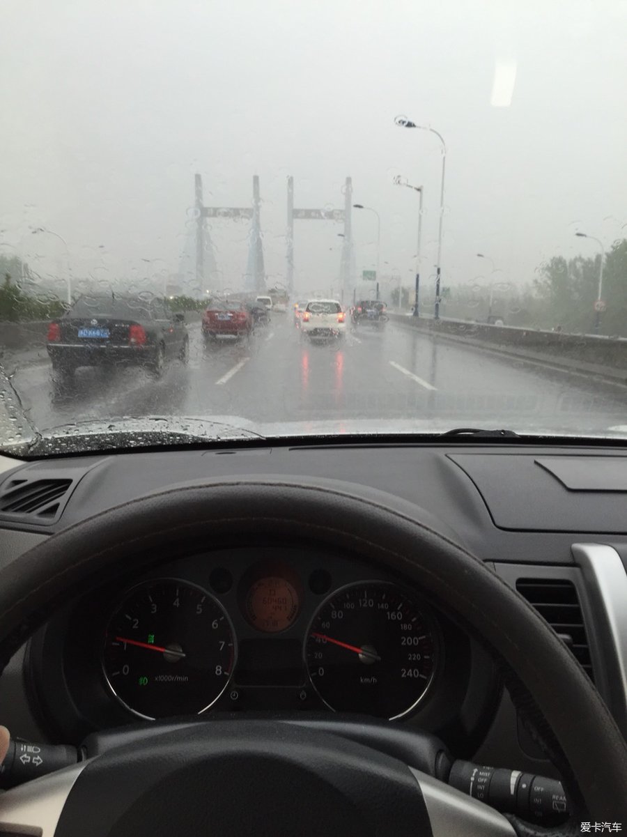 下雨天开suv舒服