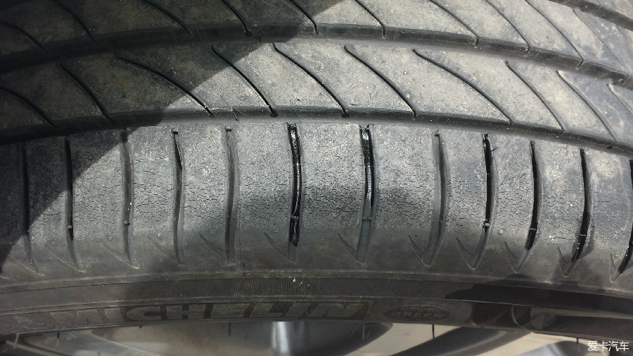 使用不到一年的米其林轮胎胎面出现裂纹,这正