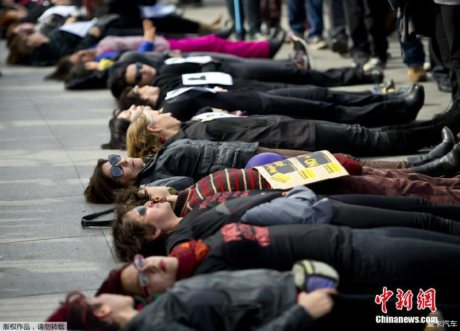 利妇女躺尸示威 抗议女性暴力_上海汽车论坛_