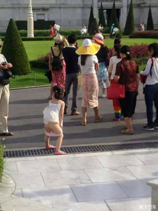 中国女童泰国皇宫小便 泰国民众骂猪狗不如的民族