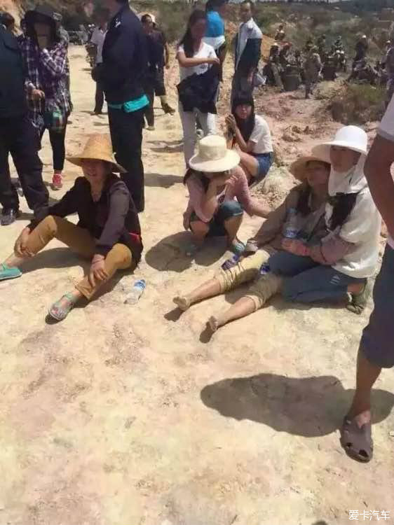 老猿229:云南玉溪一村民阻止征地被挖掘机压死